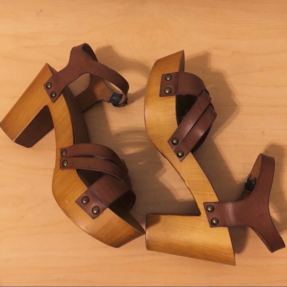 size 9 wood/tan sandals